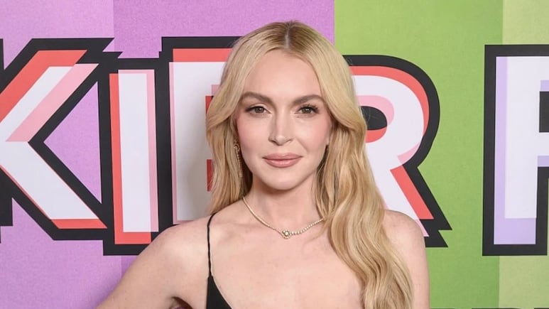 Lindsay Lohan en vestido negro transparente en la premier de Viernes de Locos en Australia.