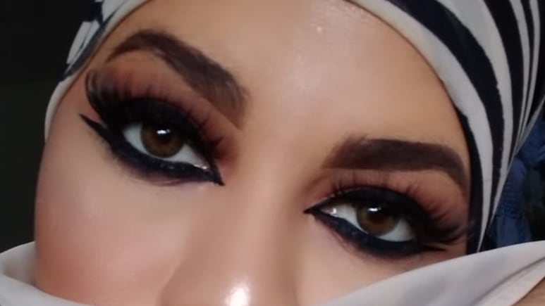 Delineado árabe sencillo para hacer los ojos grandes y almendrados