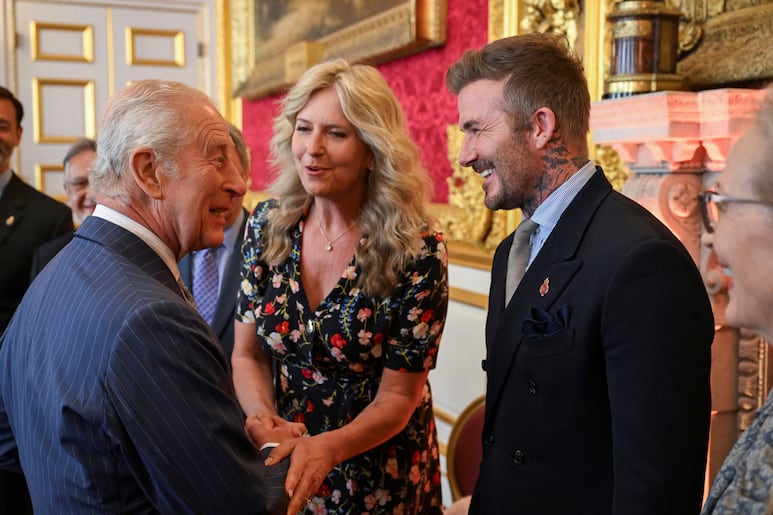 David Beckham y el Rey Carlos III sonríen durante un evento oficial en Londres
