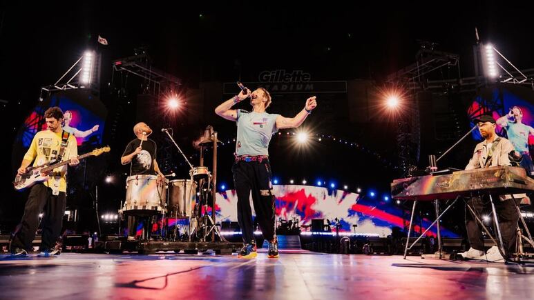 Chris Martin reacciona a supuesta infidelidad descubierta en concierto de Coldplay