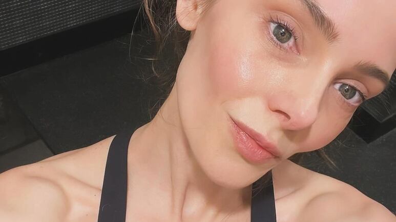 Ashley Greene comparte su rutina para un abdomen plano y piernas firmes