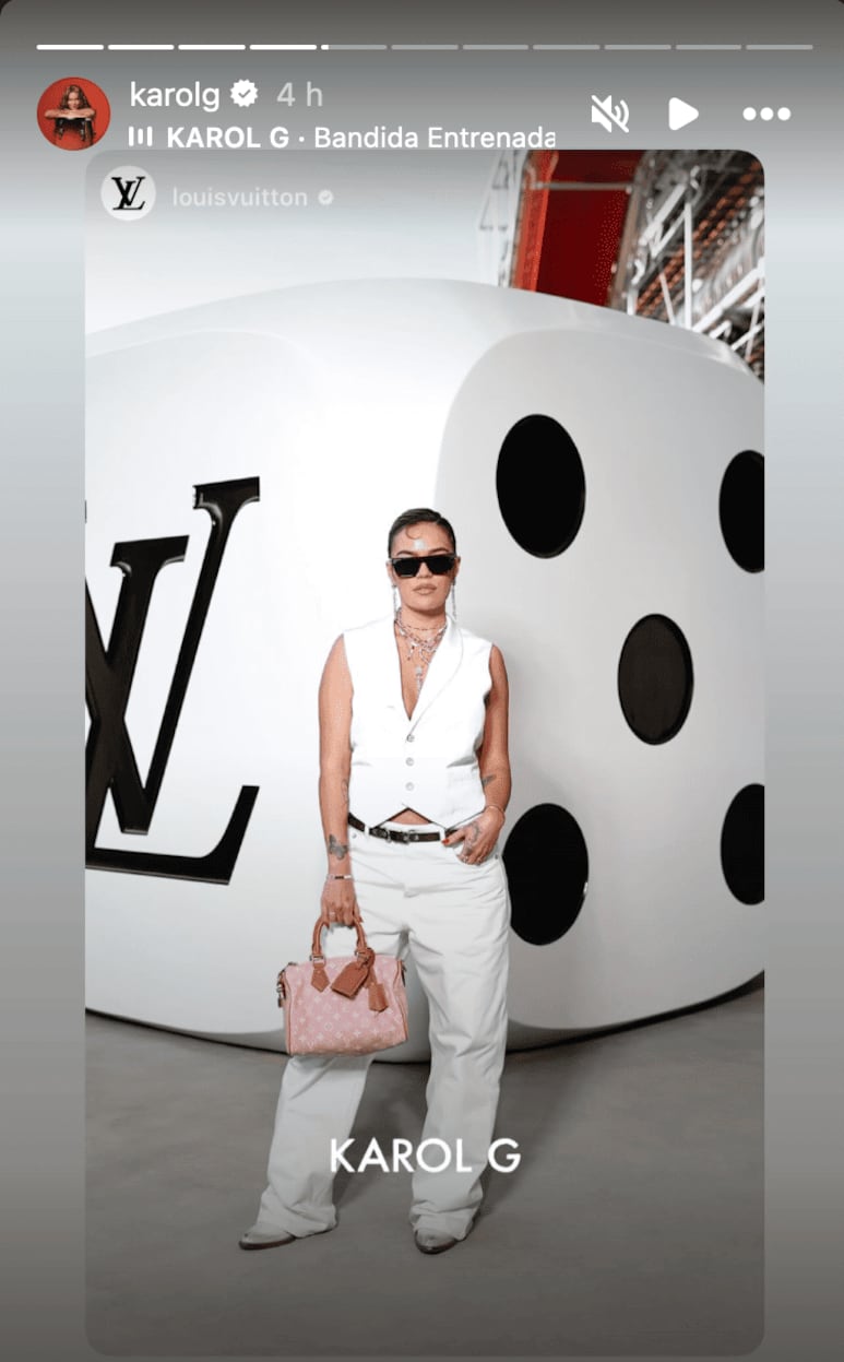 Karol G en Paris Fashion Week con look blanco total