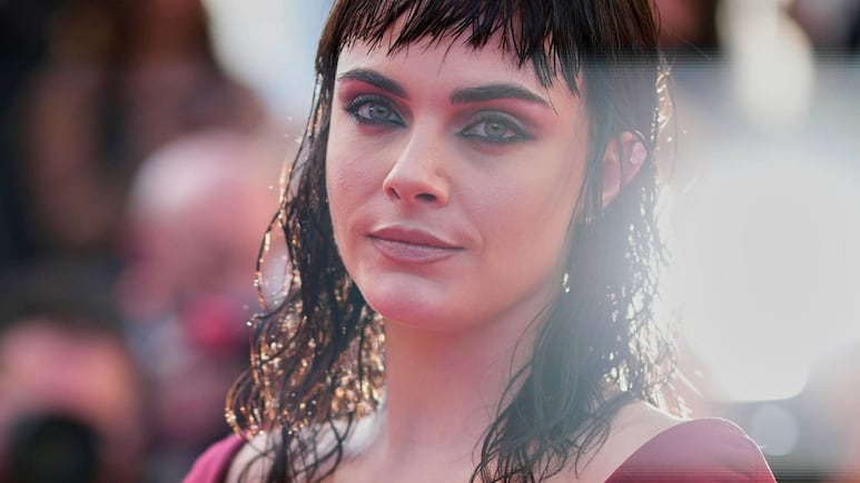 Cara Delevigne se suma al Festival de Cannes 2025 con tendencia gothic core