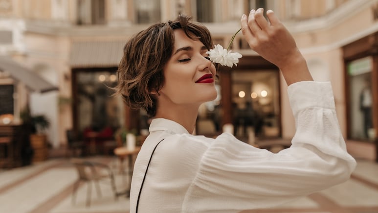 Elige el perfume más chic con notas de verano y toques florales