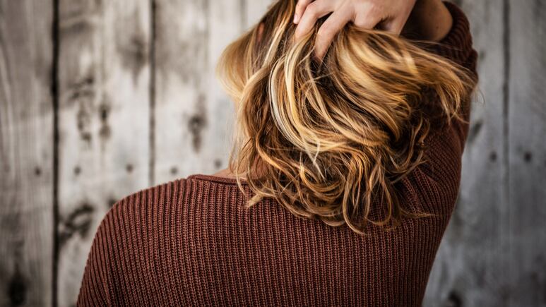 ¡Bye, bye balayage! ‘Shadow toning’ el rubio para morenas que estará en tendencia este otoño