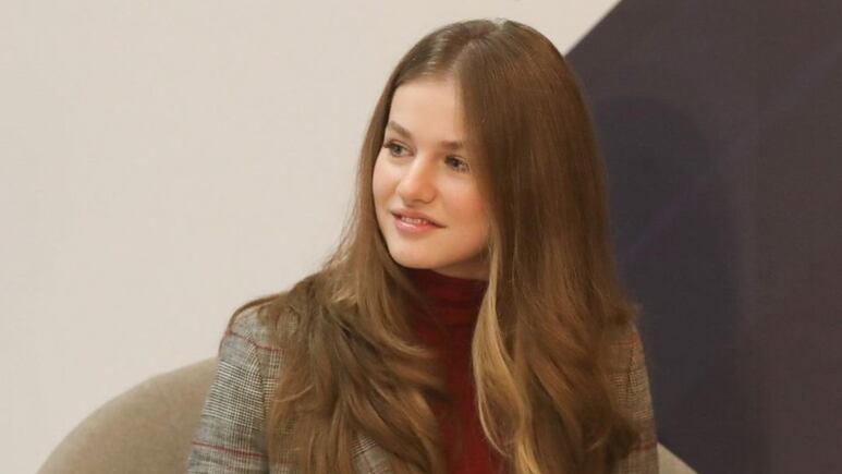 La princesa Leonor usa el blazer de la reina Letizia que adelgaza a los 50