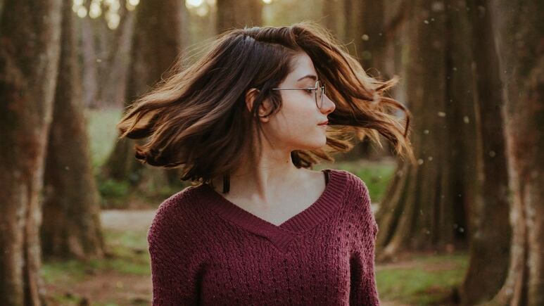 5 hábitos que dañan tu cabello y causan orzuela sin que te des cuenta