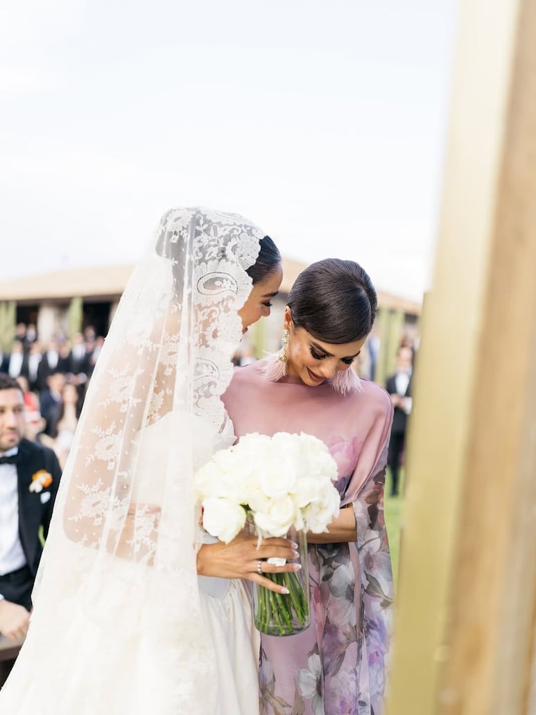 Biby Gaytán abrazando a su hija Ale Capetillo en su boda