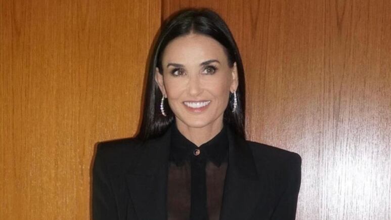 Demi Moore luce el vestido rojo IDEAL para lucir estilizada en Navidad