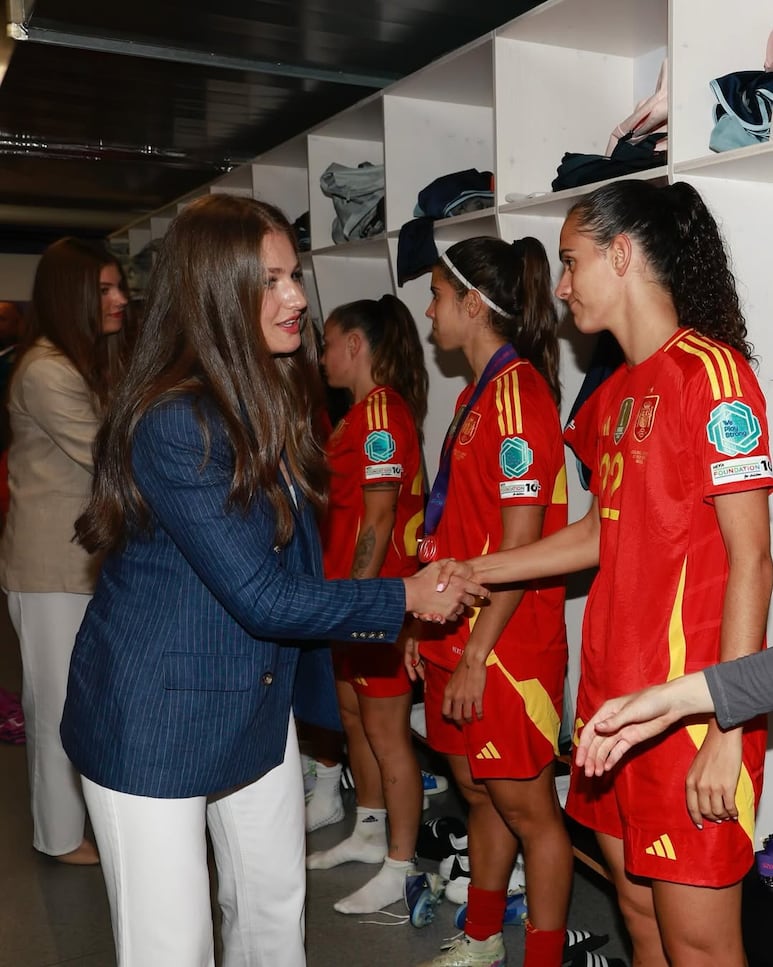 foto-polemica-eurocopa-infanta-sofia-intenta-pasar-desapercibida