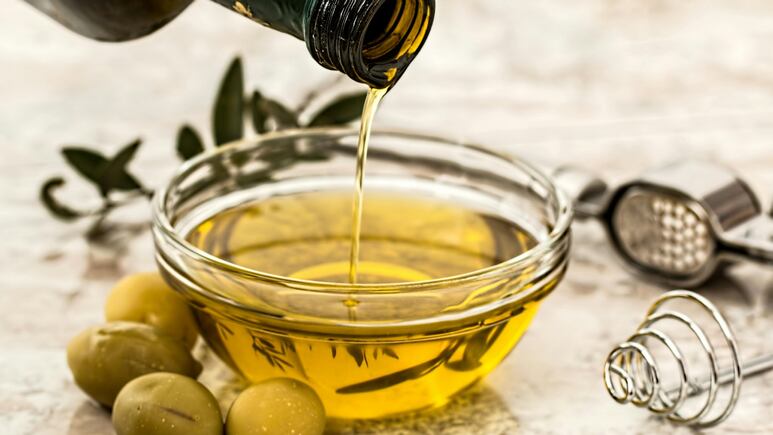 El sencillo truco con aceite de oliva para eliminar las patas de gallo de una vez por todas
