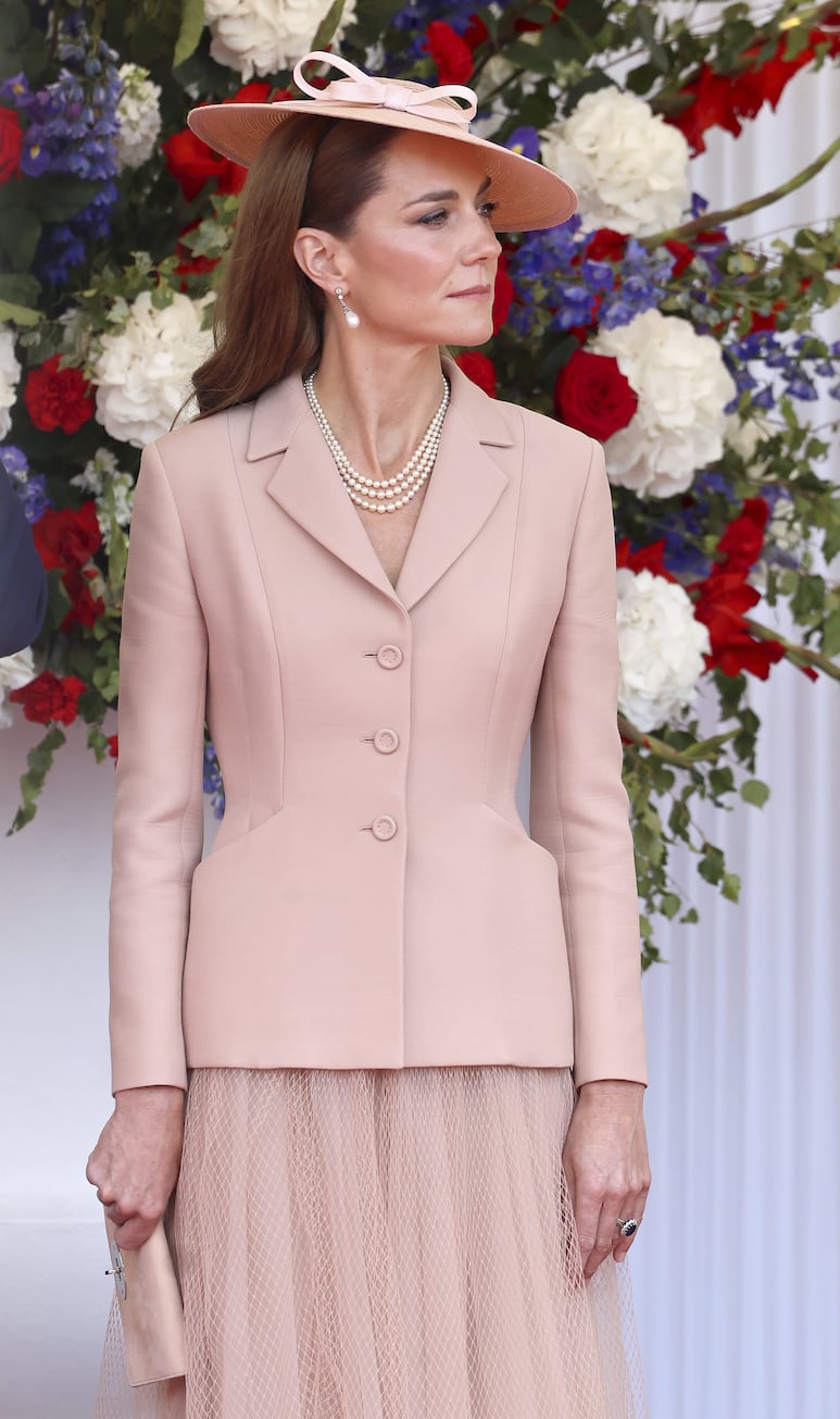 Kate Middleton en Dior rosa con joyas de Diana e Isabel durante visita Macron