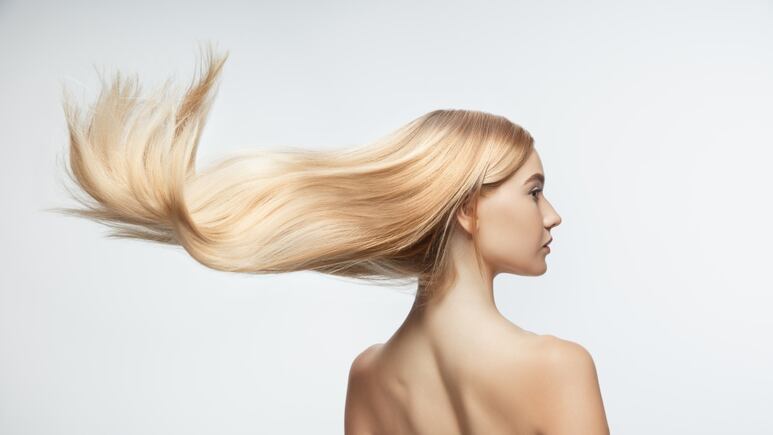 Rubios para morenas: ‘Sunny girl blonde’ el tinte que va bien en cabello oscuro e ilumina el rostro
