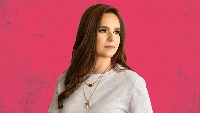 Tania Rincón hace 1 ejercicio fácil para eliminar rápido las alas de murciélago