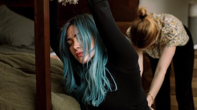 Hilary Duff comparte FOTOS inéditas del parto en casa de su hija Mae James Bair