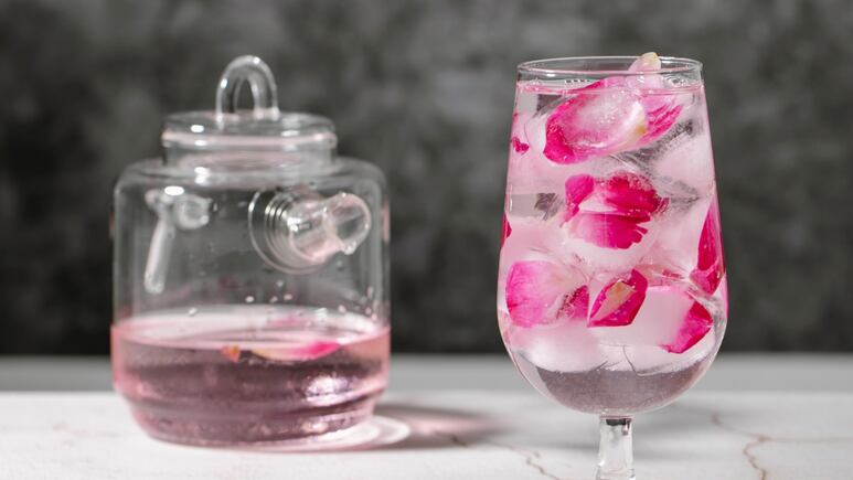 Agua de rosas: Conoce los beneficios que tiene para tu piel y cómo hacerla en casa