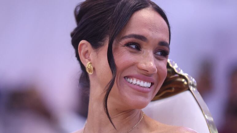 Meghan Markle usa el vestido para el calor que te hace ver más delgada y alta después de los 40