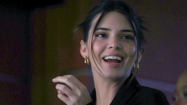 Kendall Jenner avisa a su familia que está comprometida; mira las reacciones (VIDEO)