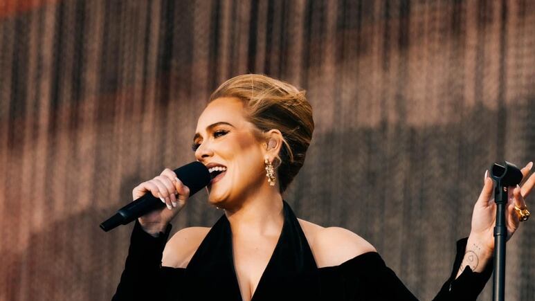 Adele presume las uñas acrílicas que SÍ rejuvenecen las manos y que serán tendencia en otoño