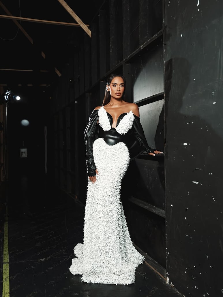 Vestido blanco moderno diseñado por Iann Dey para Galilea Montijo