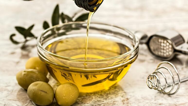 Truco con aceite de oliva para evitar el frizz en el cabello durante los días de lluvia