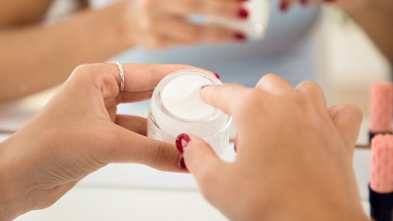 Haz una crema casera de huevo para eliminar manchas en la cara y aclarar la piel RÁPIDO