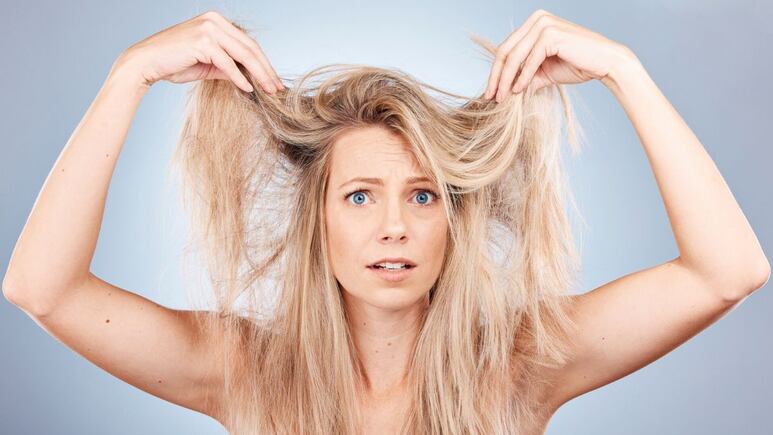 Mujer con canas en el cabello