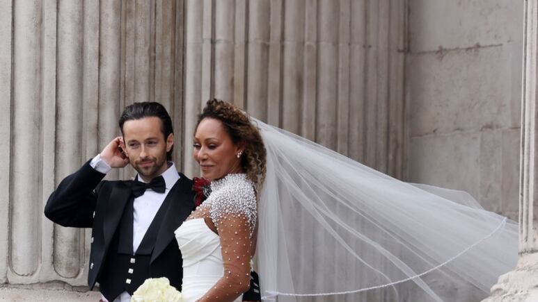 Mel B, de las Spice Girls, celebra su boda a sus 50 años y Victoria Beckham se hace presente