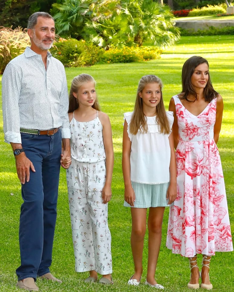 Felipe VI con sus hijas y esposa