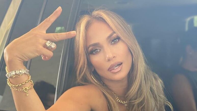 Jennifer Lopez recrea el look de Selena Quintanilla y el internet enloquece (FOTOS)