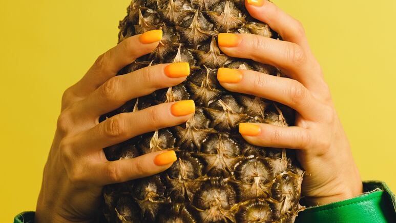 5 diseños de uñas con frutas perfectas para lucir manos jóvenes en verano