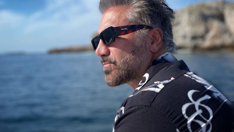 Alejandro Fernández se refugia en los brazos de Karla Laveaga, tras la muerte de su padre