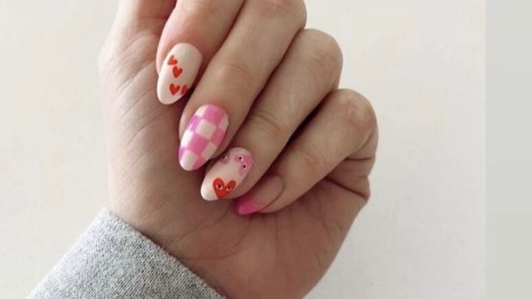 Gingham nails, las uñas acrílicas que serán tendencia en 2023 y son ideales para ir a la oficina
