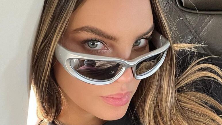 Belinda modela los pantalones cargo que regalan cintura de avispa y estilizan la figura al instante