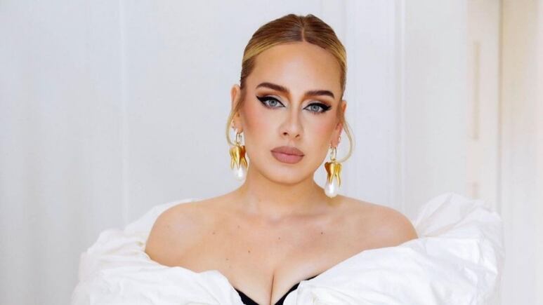 Adele impacta en portada de revista con vestido amarillo al estilo de la princesa Bella de Disney