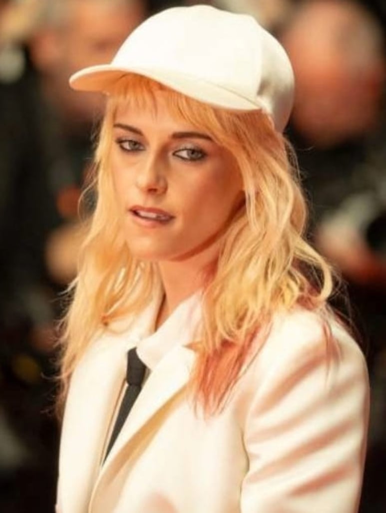 Kristen Stewart con cabello rubio y puntas rosas en Cannes 2025