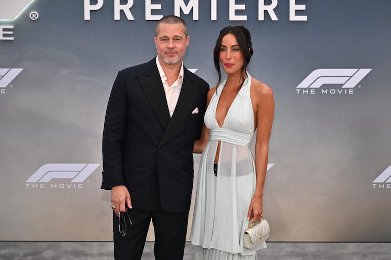 Brad Pitt e Inés de Ramón de la mano en la premier de F1