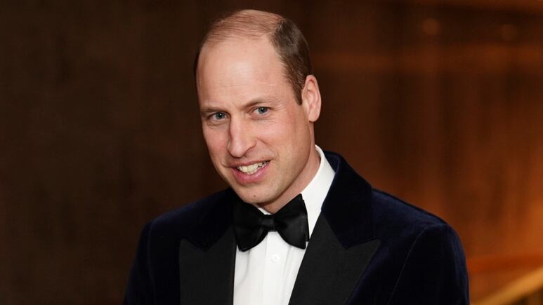 El príncipe William y su suegra Carol Middleton aparecen juntos en un bar mientras Kate sigue recuperándose