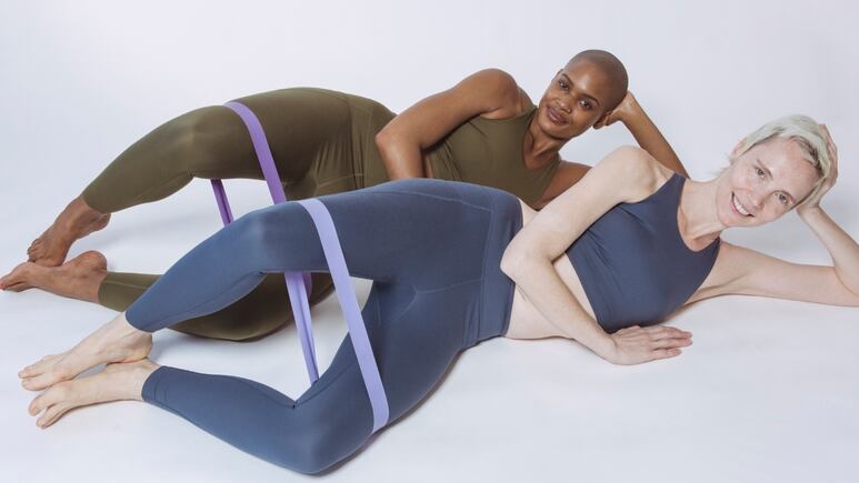 3 ejercicios para aumentar piernas y glúteos con ligas elásticas desde casa en poco tiempo