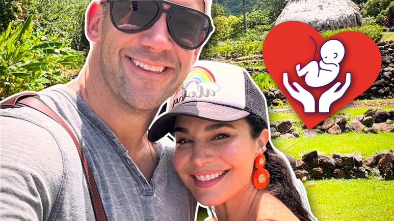 Martha Higareda y Lewis Howes abrazándose con ternura.