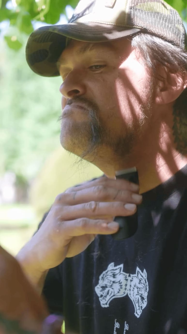 Jason Momoa se afeita la barba