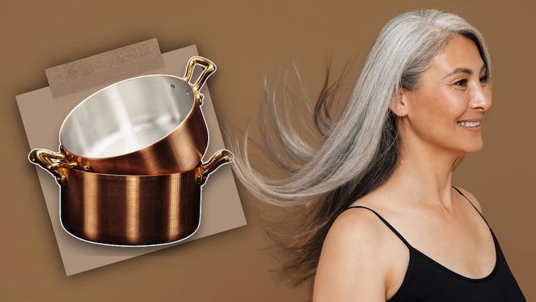 Mujer con cabello brillante sosteniendo un vaso de cobre