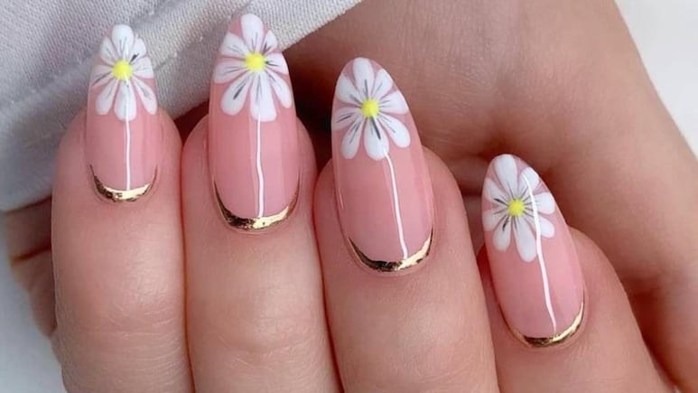 Manos jóvenes después de los 45: 3 diseños de manicura francesa invertida con flores para dedos delgados