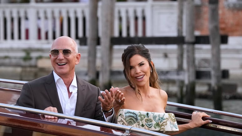 Lauren Sánchez revela su primer vestido de boda con enredadera floreal bordada a mano