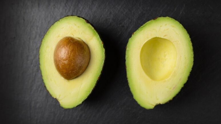 Truco fácil con aceite de semilla de aguacate para tener pestañas largas y fuertes