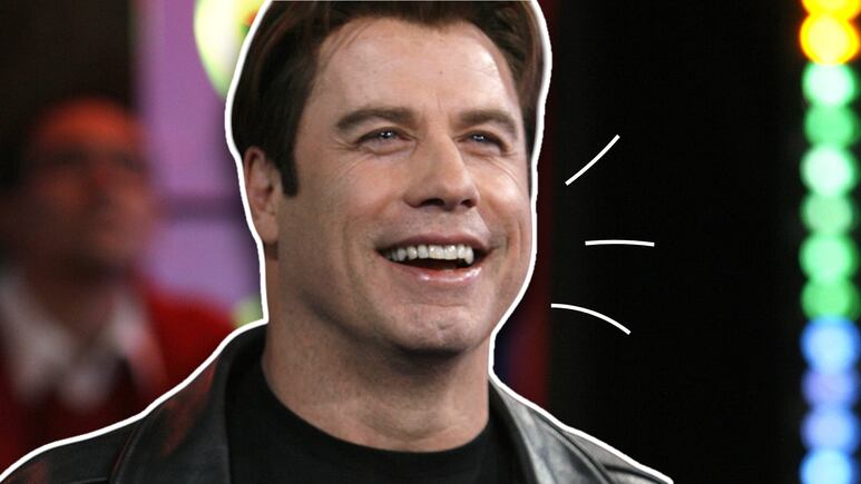 John Travolta vestido como Danny Zuko en concierto de Grease