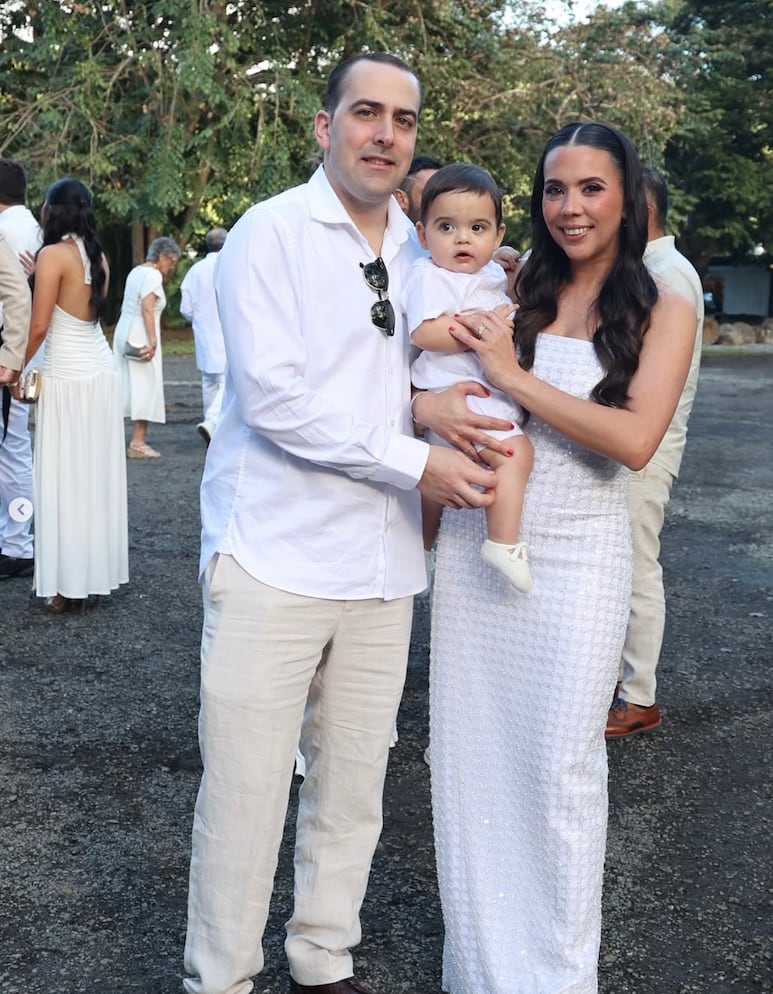 Iñigo Ansola y Nicolle Gil con su hijo Oliver.