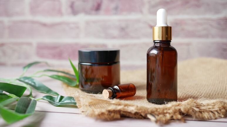 3 aceites esenciales para la cara que te ayudan a eliminar manchas, arrugas y líneas de expresión