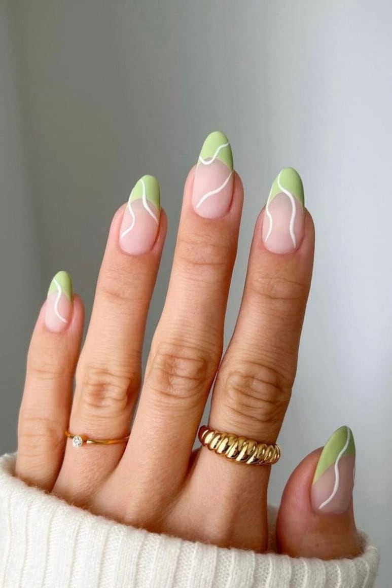 Uñas color verde matcha con diseño francés