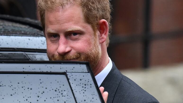 El príncipe Harry sostuvo una acalorada conversación con Carlos III una noche antes de la coronación
